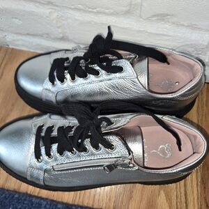 Sole Bliss Silver Wide Women's Sprint Shoes great for bunions